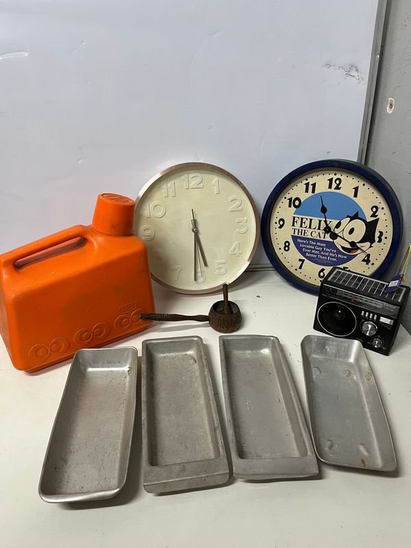 Lote de 9 piezas: 2 relojes de pared, cantimplora naranja, radio y más