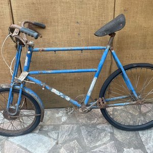 Bicicleta de Reparto Antigua con Canastos y Cartelería - imagen 2