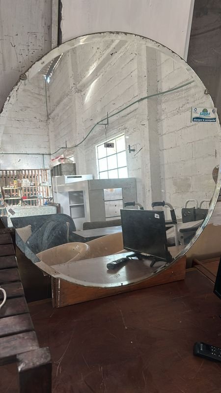 Lote siguiente: Espejo circular biseled con detalles base de madera