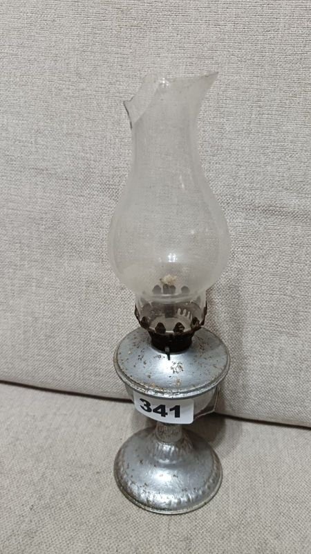Lámpara a Queroseno Antigua con Base Metálica y Tubo de Vidrio