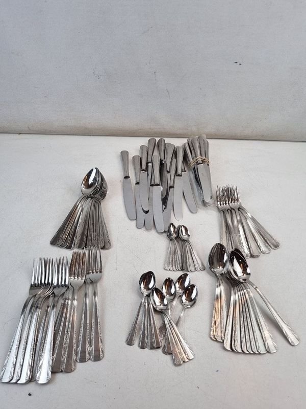 Importante Juego de Cubiertos Eberle Inox Diseño Tradicional Grabado - imagen 1