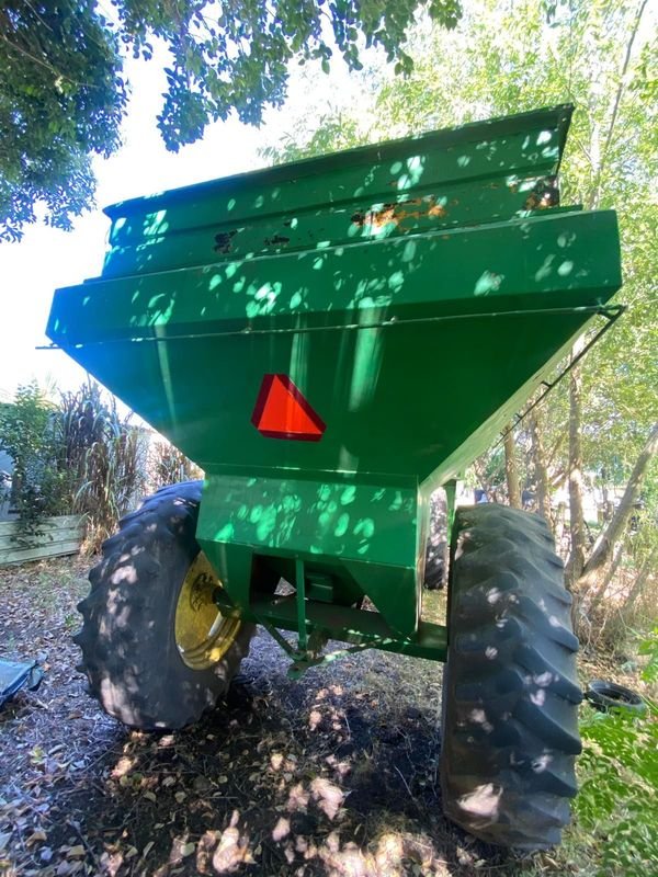 Tractor verde en buen estado - imagen 3