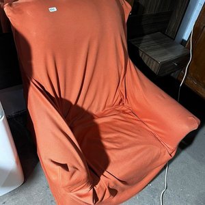 Lote siguiente: Sillón Naranja de 1 Cuerpo con Desperfecto