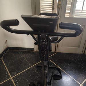 Bicicleta Fija Digital Negra para Ejercicio - imagen 3