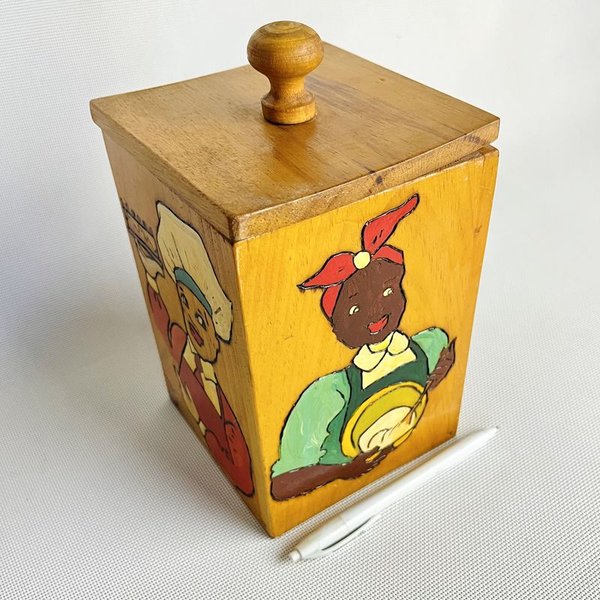Pote de madera con tapa pintado a mano con relieve motivo personajes - imagen 2