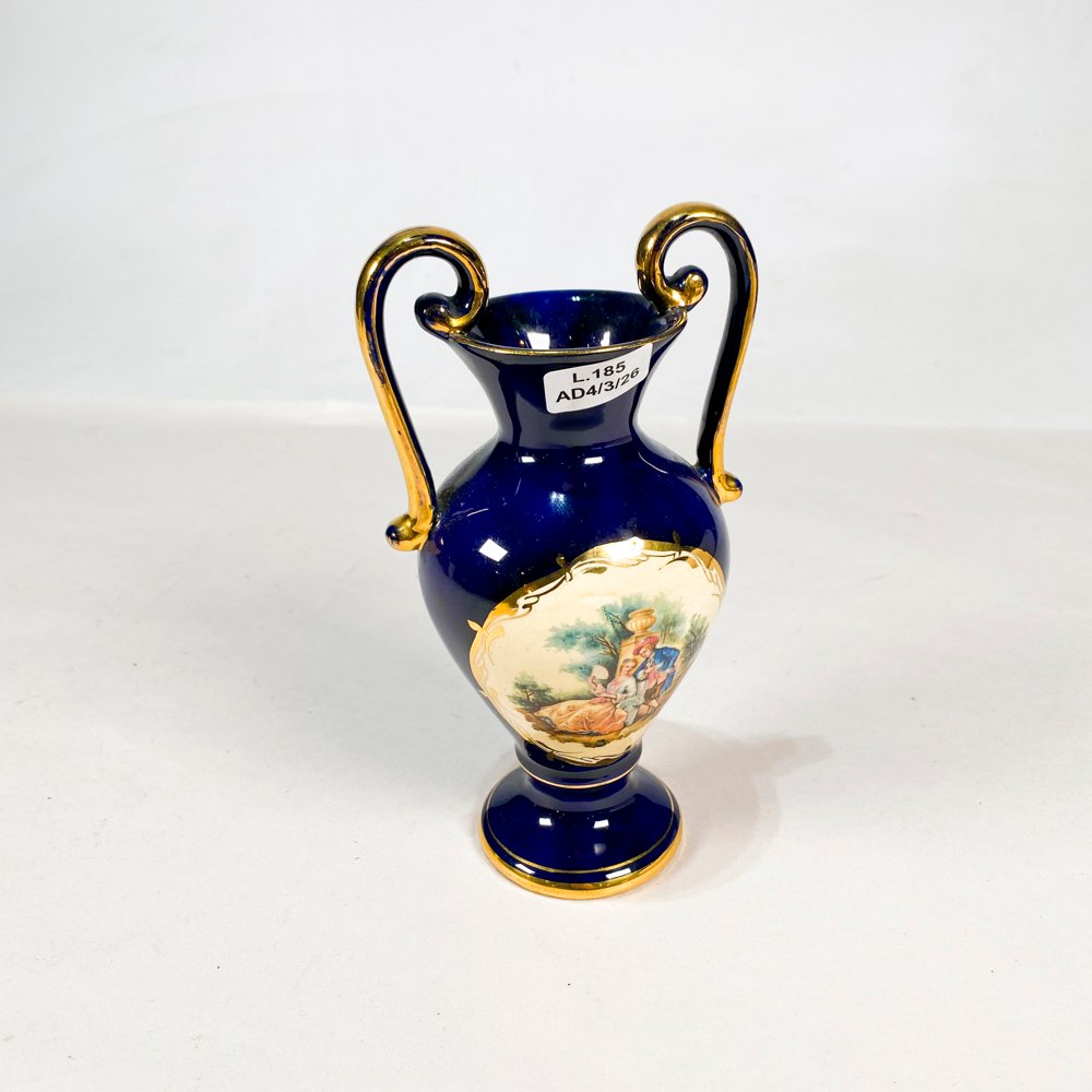 Lote siguiente: Vaso en loza color azul con asas y motivo escena galante