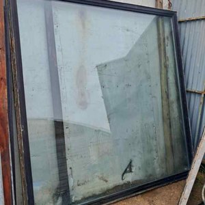 Lote siguiente: Ventana Grande de Aluminio Negra