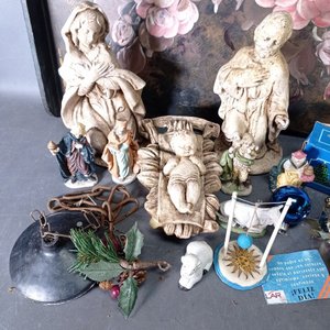 Lote Variado: Mesa de Desayuno Pintada a Mano y Adornos Navideños - imagen 3