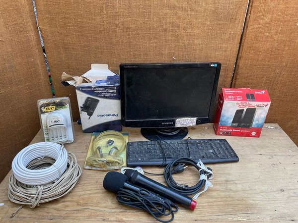 LOTE DE MICROFONOS, TECLADO PANTALLA, PARLANTES, TELEF, CARGADOR DE PILAS