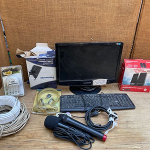Lote siguiente: LOTE DE MICROFONOS, TECLADO PANTALLA, PARLANTES, TELEF, CARGADOR DE PILAS