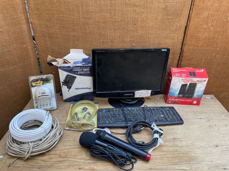 LOTE DE MICROFONOS, TECLADO PANTALLA, PARLANTES, TELEF, CARGADOR DE PILAS