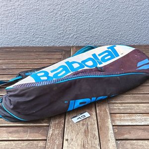 Dos bolsos o fundas para raquetas de tenis marca Babolat, de diferentes modelos y colores, con cierres; usados, con desgaste y señales de uso visibles. - imagen 2