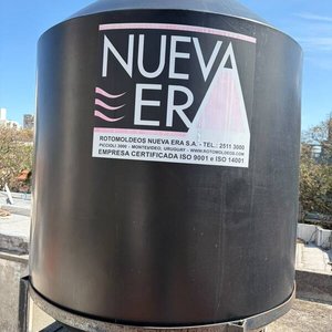 Tanque de Agua Cónico Nueva Era 1000 Lts con Base Metálica y Bomba de Agua - imagen 1