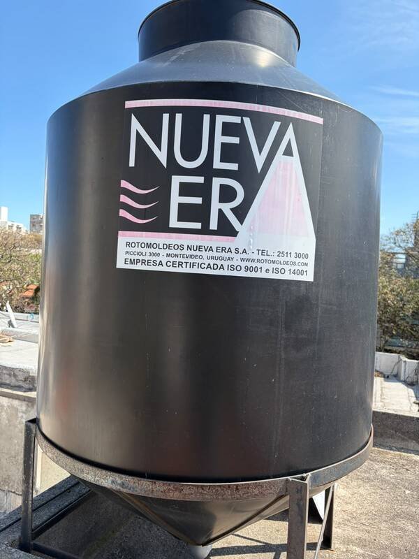 Tanque de Agua Cónico Nueva Era 1000 Lts con Base Metálica y Bomba de Agua