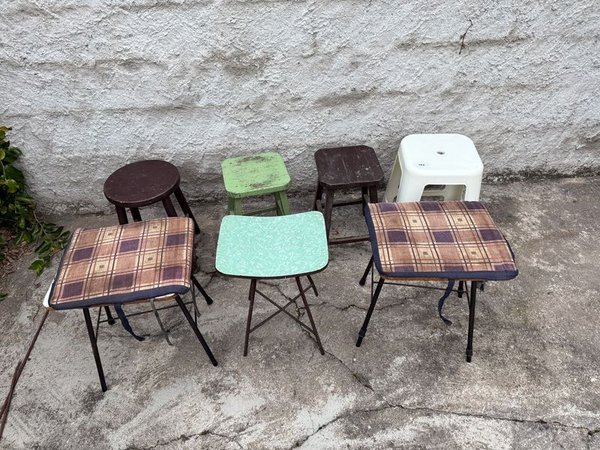 Lote de 6 Banquitos: Plástico Blanco, Madera y Tapizados