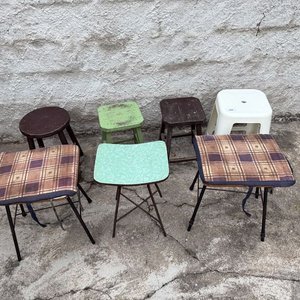 Lote de 6 Banquitos: Plástico Blanco, Madera y Tapizados - imagen 1
