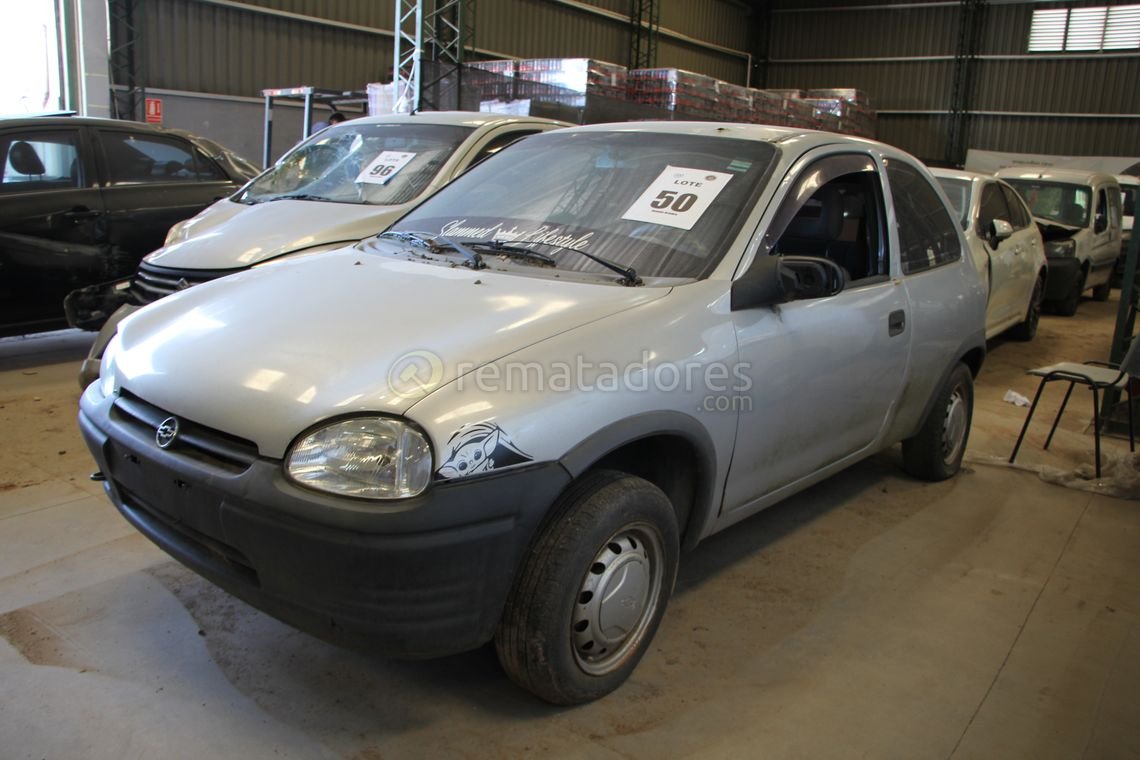 Chevrolet Corsa Plateado 3 Puertas