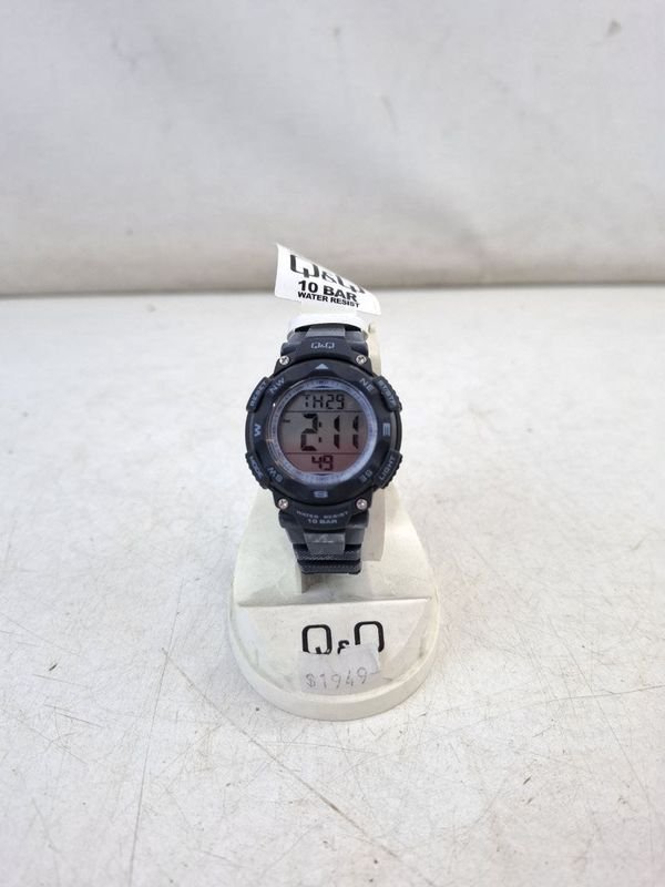 Reloj Pulsera Digital Q&Q Negro con Brújula y Resistencia al Agua 10 Bar