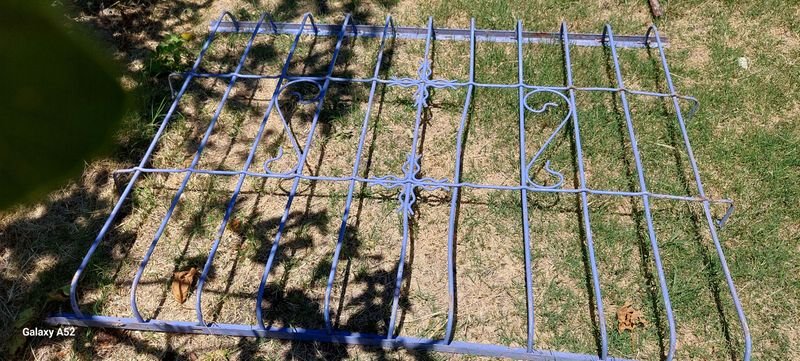 Reja metálica azul para jardín - imagen 4