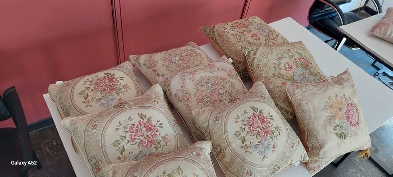 Lotes de almohadones coloridos en buen estado - imagen 7