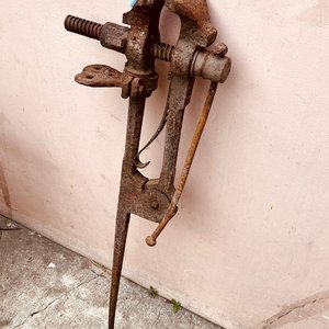 Morsa de Herrero Antigua de Pie - 1.05 M Largo - imagen 4