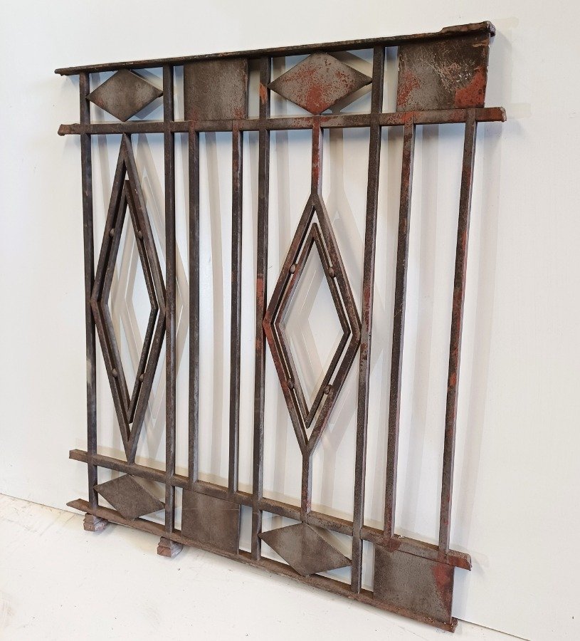 Lote anterior: Puerta de hierro antigua con patrón de diamante