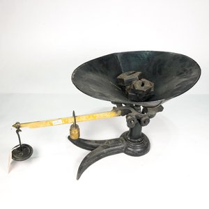 Lote anterior: Balanza Antigua de Hierro con Pesas y Plato Negro
