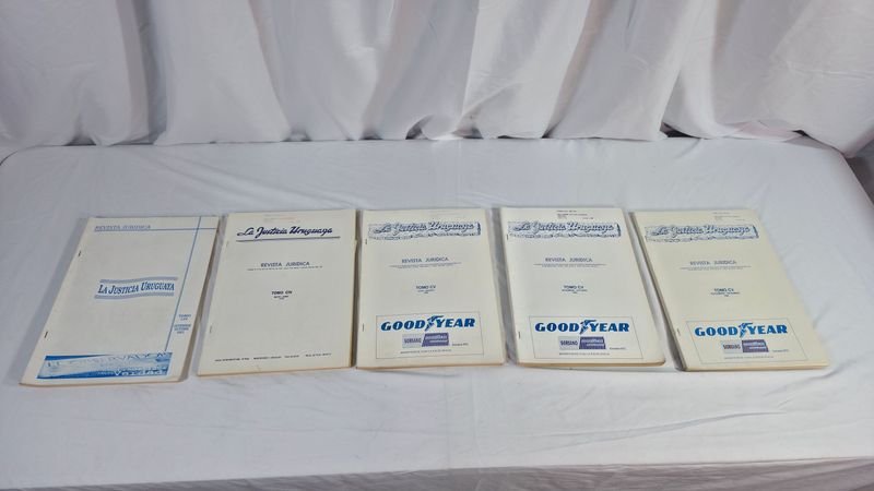 Colección de 5 Revistas Jurídicas "La Justicia Uruguaya"