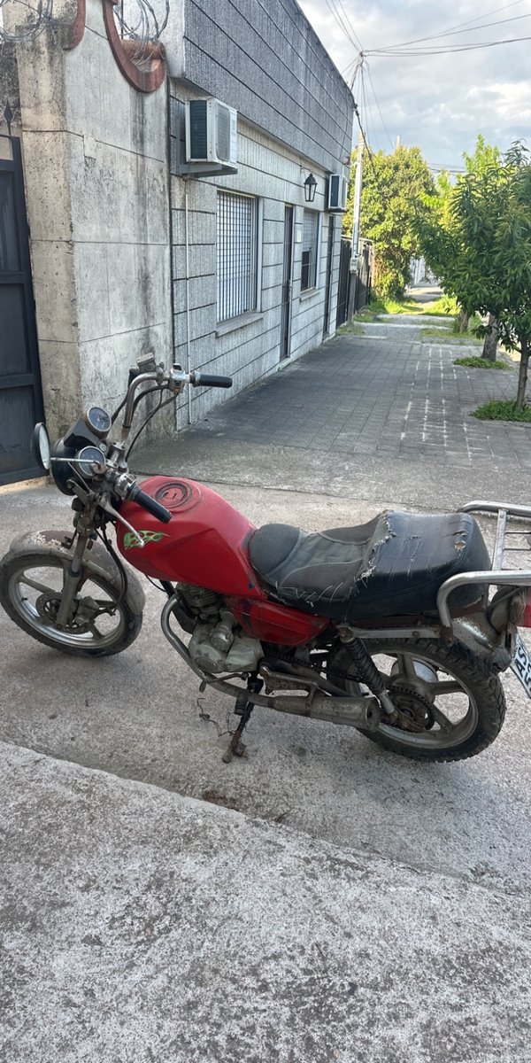 Moto roja a reparar con libreta