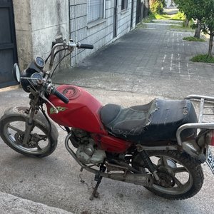 Lote siguiente: Moto roja a reparar con libreta