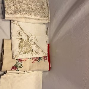 Lote de Manteles Bordados y Estampados - imagen 5