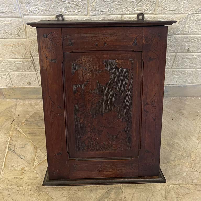 Lote anterior: Botiquín de madera con puerta y cajones - Medidas: 26x17x45cm