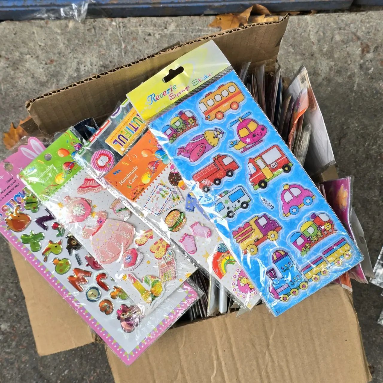 Caja con cientos de blister con stickers - imagen 3
