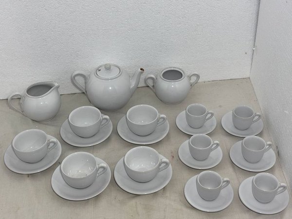 Juego de Té y Café Olmos de Porcelana Blanca con Detalles Dorados - imagen 1