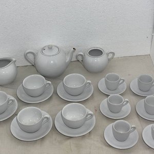 Lote siguiente: Juego de Té y Café Olmos de Porcelana Blanca con Detalles Dorados