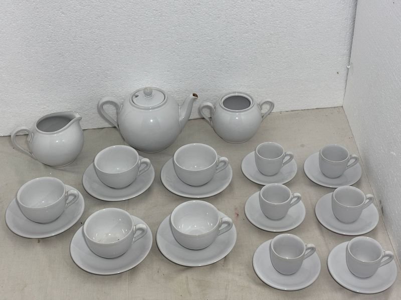 Juego de Té y Café Olmos de Porcelana Blanca con Detalles Dorados