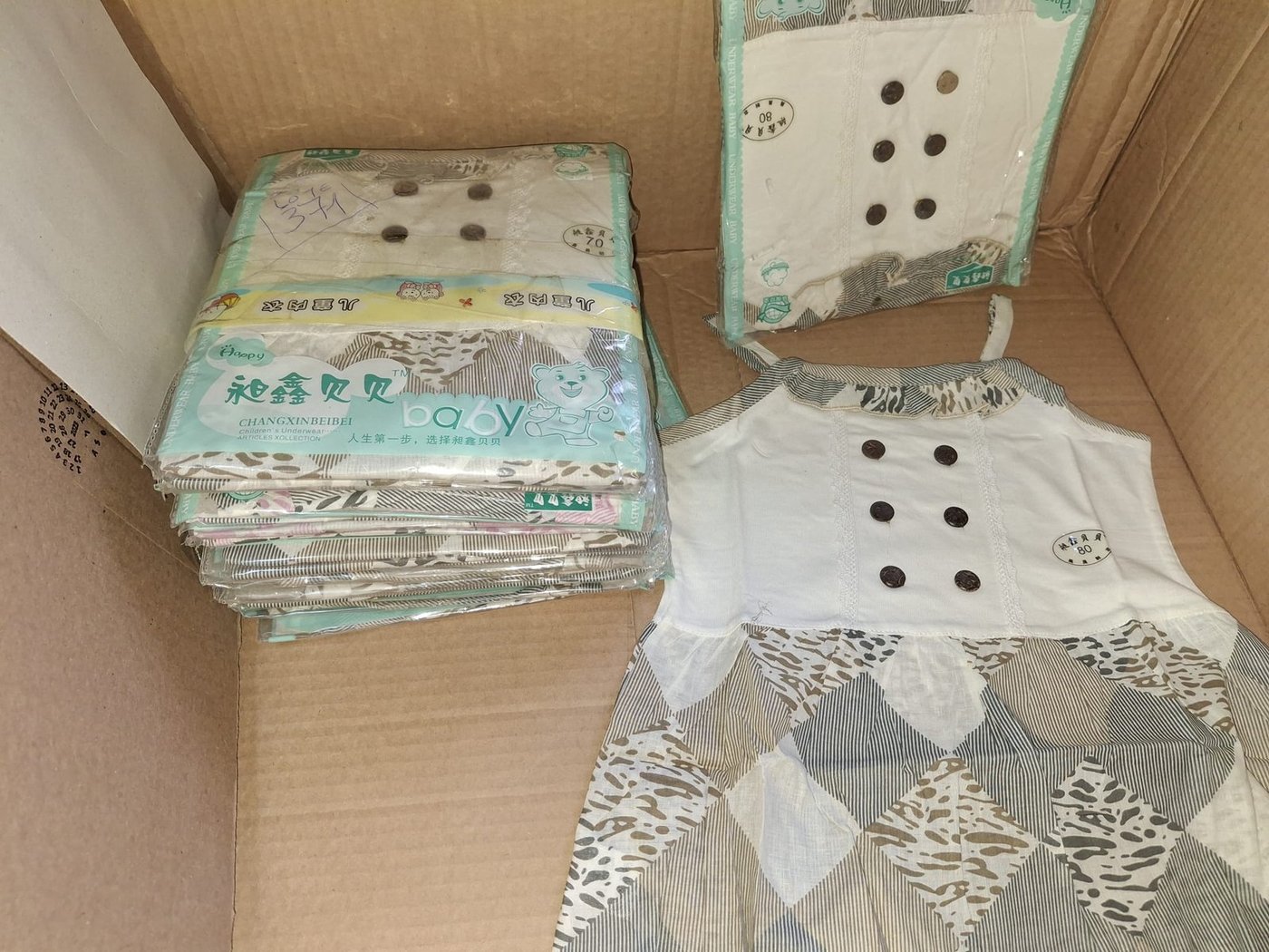 Lote de Ropa para Bebé: Vestidos y Pañales Descartables