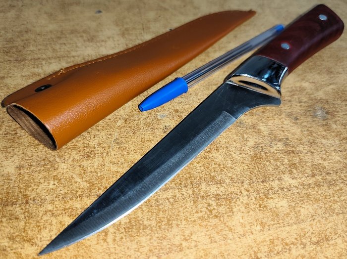 Cuchillo de mango remachado en madera con funda de cuero - imagen 2