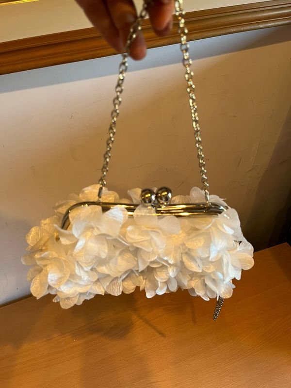 Lote anterior: Cartera de fiesta con flores blancas en tela cadena nueva