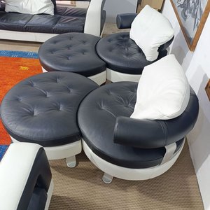 Conjunto Sillón Giratorio y Puff Bicolor de Cuero Diseño Mario Spinelli - imagen 5