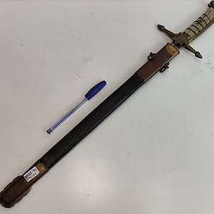 Lote siguiente: Espadín de Cadete Escuela Naval Uruguay con Puño de Lagarto y Vaina Grabada