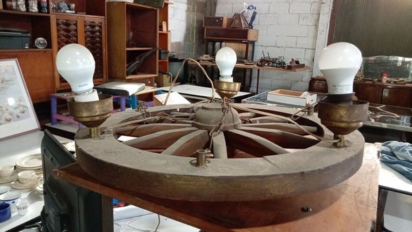 Araña Rústica de Madera y Bronce con Diseño de Rueda Antigua - imagen 1