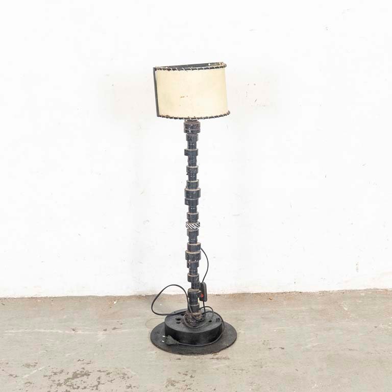 Lote siguiente: Lámpara de pie industrial con diseño metálico y pantalla