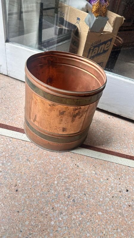 Porta maceta bronceado o de bronce: Un recipiente metálico antiguo - imagen 3
