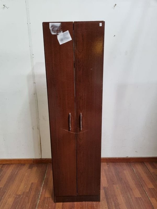 Placard Bajo Castaño con Estantes Internos