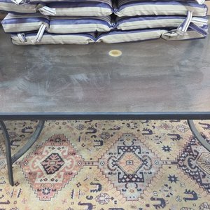 Juego de Jardín: Mesa Rectangular con Tapa de Vidrio y Sillas Apilables con Almohadones Rayados - imagen 3