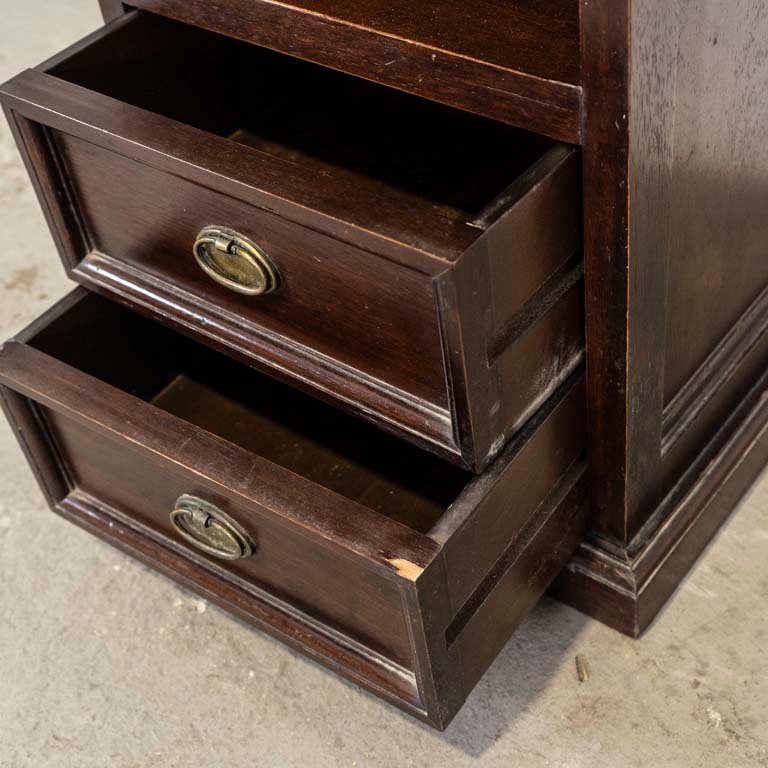 Mueble de madera con dos cajones y estantes - imagen 3
