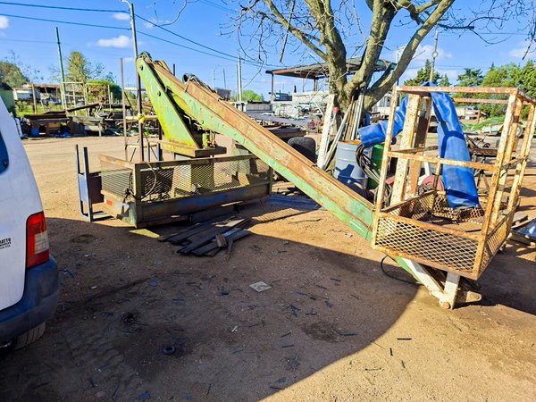 Grúa con Cesta de Carga y Giro Hidráulico