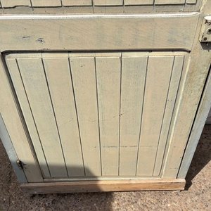 Puerta de Madera Entablerada con Cerradura Antigua - imagen 6
