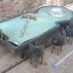 Miniatura de Mesa de Ruleta Antigua con Sillas Tapizadas - imagen 3